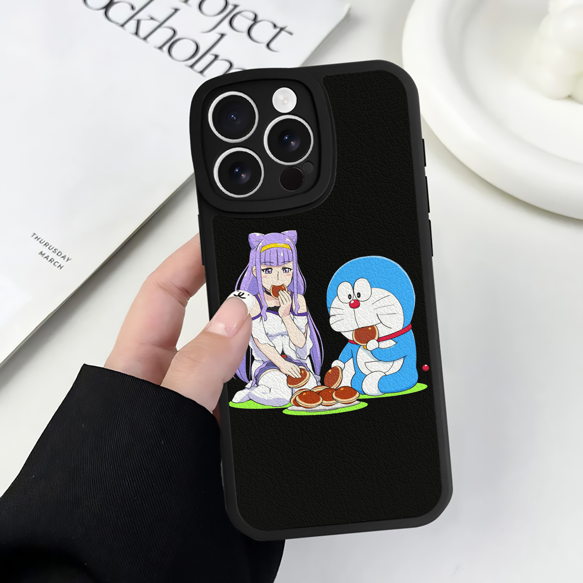 （画像用） ドラえもん Doraemon 【iPhone 16シリーズ対応】シリコンスマホケース（レザー調） 材質：シリコン